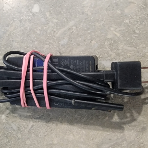 5 computer chargers and a computer bag - Picture 4 of 8